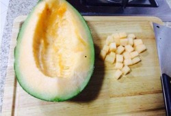 卖哈密瓜的阿姨吃哈密瓜,阿姨自食其力，哈密瓜成为致富果