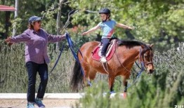 奶龙吃瓜骑马,探寻奇幻世界的悠闲生活