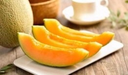 吃哈密瓜女生怎么吃